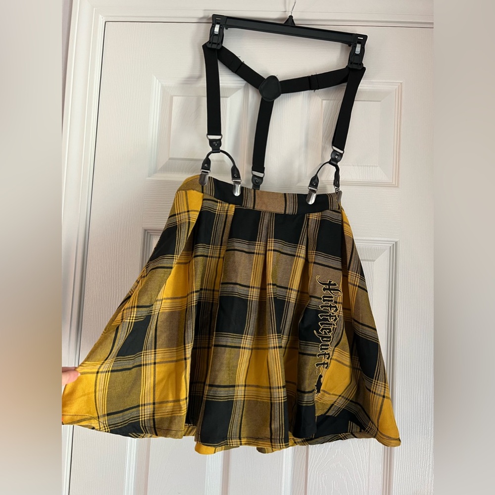 Hufflepuff Skirt Hot Topic - Medium with suspenders Cute Halloween
